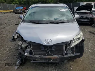 2011 Toyota Sienna XLE AAS z VIN 5TDYK3DC1BS165154, wystawiony jako Copart lot #57044235 z przebiegiem 232 461 mil mil oraz Szkoda całkowita • Salvage title. Historia ofert i sprzedaży dostępna na DreamBid. Obrazek 5.