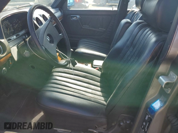 1984 Mercedes-Benz 300 D с VIN WDBAB33A1EA083118, выставлен на аукционе Copart как лот 56901585 с пробегом 157 356 миль миль и Списание • Salvage title. История ставок и продаж доступна на DreamBid. Изображение 7.
