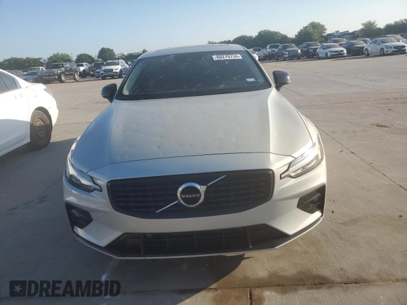 2022 Volvo S60 Momentum with VIN 7JRL12FZXNG162441, listed as a Copart auction lot 60270734 with 32,438 mi miles and Clean Title. Bid and sale history available at carsss.com. Image 5.