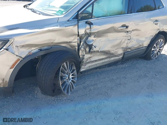 2017 Lincoln MKC Reserve with VIN 5LMCJ3D95HUL49317, listed as a IAAI auction lot 40549040 with 80,414 mi miles. Bid and sale history available at carsss.com. Image 6.