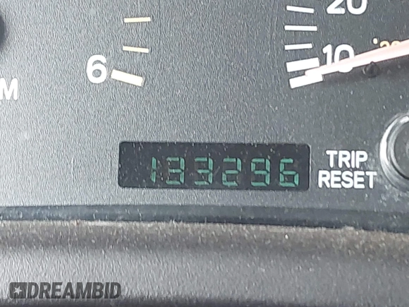 2000 Jeep Cherokee z VIN 1J4FF48S2YL190863, wystawiony jako IAAI lot #42820115 z przebiegiem 133 296 mil mil oraz . Historia ofert i sprzedaży dostępna na DreamBid. Obrazek 12.