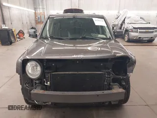 2016 Jeep Patriot Latitude z VIN 1C4NJRFB8GD658216, wystawiony jako IAAI lot #42102530 z przebiegiem 143 956 mil mil oraz . Historia ofert i sprzedaży dostępna na DreamBid. Obrazek 13.