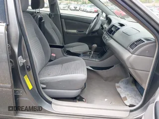 2005 Toyota Camry LE z VIN 4T1BE30K25U605811, wystawiony jako IAAI lot #42309112 z przebiegiem 153 914 mil mil oraz . Historia ofert i sprzedaży dostępna na DreamBid. Obrazek 5.