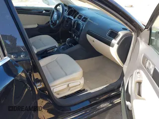 2016 Volkswagen Jetta SEL z VIN 3VWL07AJ5GM212572, wystawiony jako IAAI lot #41470003 z przebiegiem 138 988 mil mil oraz . Historia ofert i sprzedaży dostępna na DreamBid. Obrazek 5.