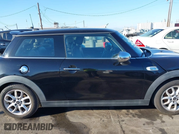 2014 MINI Hardtop S z VIN WMWXM7C59ET970371, wystawiony jako IAAI lot #41643992 z przebiegiem 123 813 mil mil oraz . Historia ofert i sprzedaży dostępna na DreamBid. Obrazek 13.