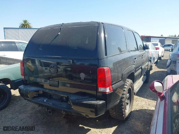 2002 Cadillac Escalade with VIN 1GYEK63N32R149084, listed as a IAAI auction lot 39960915 with 291,678 mi miles. Bid and sale history available at carsss.com. Image 4.