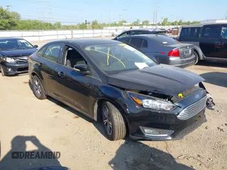 2016 Ford Focus SE z VIN 1FADP3FE3GL296891, wystawiony jako IAAI lot #40269523 z przebiegiem 82 886 mil mil oraz . Historia ofert i sprzedaży dostępna na DreamBid. Obrazek 1.