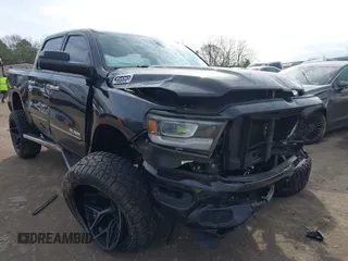 2019 Ram 1500 Big Horn z VIN 1C6RREFT6KN769756, wystawiony jako IAAI lot #41455896 z przebiegiem 163 297 mil mil oraz . Historia ofert i sprzedaży dostępna na DreamBid. Obrazek 1.