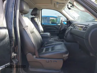2013 GMC Sierra 2500HD Denali z VIN 1GT125E81DF112691, wystawiony jako IAAI lot #42220356 z przebiegiem 173 260 mil mil oraz . Historia ofert i sprzedaży dostępna na DreamBid. Obrazek 5.