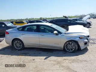 2019 Ford Fusion SE with VIN 3FA6P0LU1KR222141, listed as a IAAI auction lot 42000677 with 122,898 mi miles and . Bid and sale history available at carsss.com. Image 13.