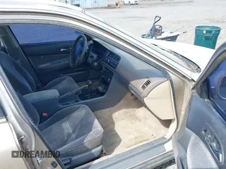 1995 Honda Accord LX with VIN 1HGCD563XSA013868, listed as a IAAI auction lot 42053028 with 184,181 mi miles and . Bid and sale history available at carsss.com. Image 5.