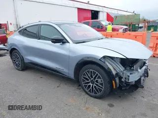2022 Ford Mustang Mach-E Premium z VIN 3FMTK3SU4NMA04044, wystawiony jako IAAI lot #41839957 z przebiegiem 55 300 mil mil oraz . Historia ofert i sprzedaży dostępna na DreamBid. Obrazek 1.