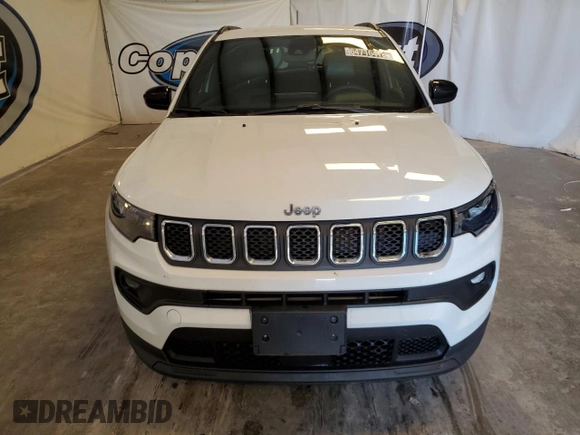 2023 Jeep Compass Latitude z VIN 3C4NJDBN7PT552997, wystawiony jako Copart lot #64716475 z przebiegiem 58 066 mil mil oraz Czysty tytuł • Clean title. Historia ofert i sprzedaży dostępna na DreamBid. Obrazek 5.