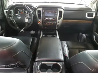 2017 Nissan Titan SV z VIN 1N6AA1E64HN524171, wystawiony jako Copart lot #56764795 z przebiegiem 155 066 mil mil oraz Szkoda całkowita • Salvage title. Historia ofert i sprzedaży dostępna na DreamBid. Obrazek 8.
