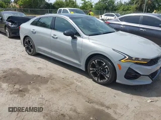 2022 Kia K5 GT-Line z VIN 5XXG64J22NG120702, wystawiony jako IAAI lot #42077885 z przebiegiem 54 606 mil mil oraz . Historia ofert i sprzedaży dostępna na DreamBid. Obrazek 1.