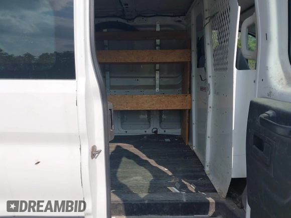 2015 Ford Transit Cargo z VIN 1FTNR1ZM5FKA65799, wystawiony jako IAAI lot #42473586 z przebiegiem 99 756 mil mil oraz . Historia ofert i sprzedaży dostępna na DreamBid. Obrazek 8.