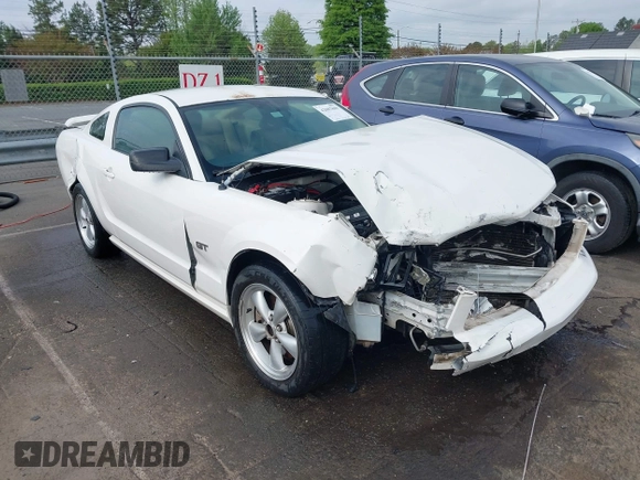 2006 Ford Mustang GT Deluxe z VIN 1ZVFT82H865246421, wystawiony jako IAAI lot #42007809 z przebiegiem 205 896 mil mil oraz . Historia ofert i sprzedaży dostępna na DreamBid. Obrazek 1.