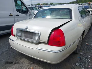 2004 Lincoln Town Car Ultimate z VIN 1LNHM83W14Y631218, wystawiony jako IAAI lot #42098841 z przebiegiem Nie podano mil oraz . Historia ofert i sprzedaży dostępna na DreamBid. Obrazek 4.