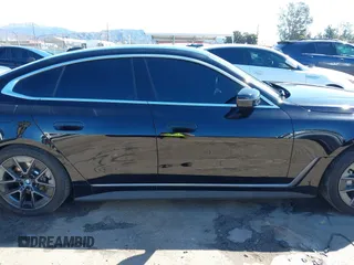 2024 BMW i4 eDrive35 z VIN WBY43AW01RFS94328, wystawiony jako IAAI lot #41734039 z przebiegiem 8959 mil mil oraz . Historia ofert i sprzedaży dostępna na DreamBid. Obrazek 14.