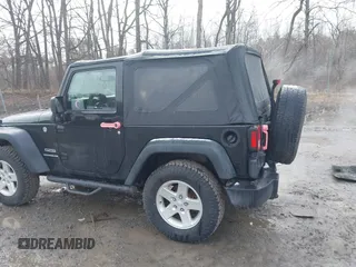 2017 Jeep Wrangler Sport z VIN 1C4GJWAG1HL502374, wystawiony jako IAAI lot #41938257 z przebiegiem 95 469 mil mil oraz . Historia ofert i sprzedaży dostępna na DreamBid. Obrazek 14.