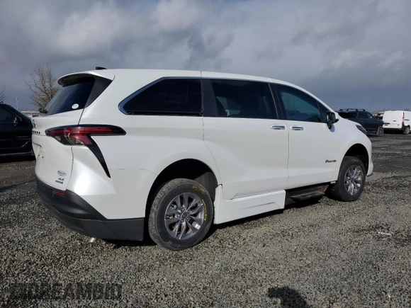 2022 Toyota Sienna XLE with VIN 5TDYRKEC1NS100250, listed as a Copart auction lot 45936435 with 5,567 mi miles and Salvage Title. Bid and sale history available at carsss.com. Image 3.