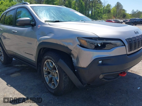 2020 Jeep Cherokee Trailhawk z VIN 1C4PJMBX1LD590087, wystawiony jako IAAI lot #42027620 z przebiegiem 91 033 mil mil oraz . Historia ofert i sprzedaży dostępna na DreamBid. Obrazek 6.