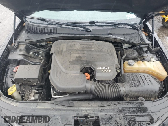 2015 Chrysler 300 S z VIN 2C3CCABG9FH780710, wystawiony jako Copart lot #57951145 z przebiegiem 126 268 mil mil oraz Szkoda całkowita • Salvage title. Historia ofert i sprzedaży dostępna na DreamBid. Obrazek 11.