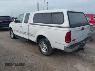 1998 Ford F-150 XL z VIN 1FTRX18L6WNA13872, wystawiony jako IAAI lot #42796411 z przebiegiem 108 649 mil mil oraz . Historia ofert i sprzedaży dostępna na DreamBid. Obrazek 3.