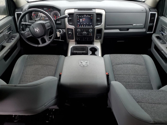 2018 Ram 2500 Big Horn z VIN 3C6UR5DLXJG333139, wystawiony jako Copart lot #56044135 z przebiegiem 105 500 mil mil oraz Szkoda całkowita • Salvage title. Historia ofert i sprzedaży dostępna na DreamBid. Obrazek 8.