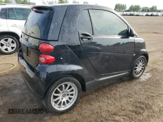2011 Smart fortwo Pure z VIN WMEEJ3BAXBK435272, wystawiony jako Copart lot #57321974 z przebiegiem 126 785 mil mil oraz Czysty tytuł • Clean title. Historia ofert i sprzedaży dostępna na DreamBid. Obrazek 3.