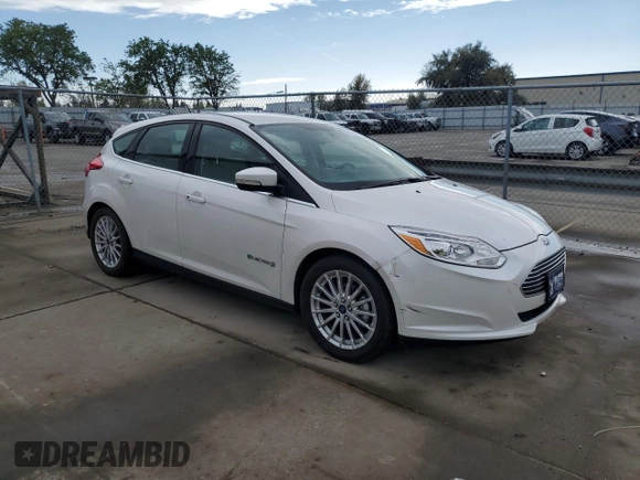 2015 Ford Focus Electric z VIN 1FADP3R46FL288088, wystawiony jako Copart lot #51020475 z przebiegiem 64 928 mil mil oraz Czysty tytuł • Clean title. Historia ofert i sprzedaży dostępna na DreamBid. Obrazek 4.