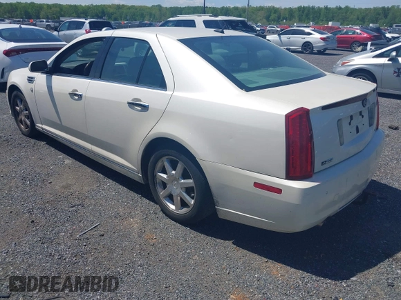 2008 Cadillac STS RWD z VIN 1G6DZ67A580168157, wystawiony jako IAAI lot #42133003 z przebiegiem 133 928 mil mil oraz . Historia ofert i sprzedaży dostępna na DreamBid. Obrazek 3.
