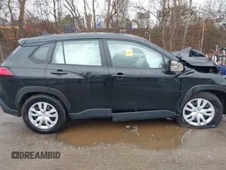 2023 Toyota Corolla Cross L z VIN 7MUAAABG7PV075454, wystawiony jako IAAI lot #41974426 z przebiegiem Nie podano mil oraz . Historia ofert i sprzedaży dostępna na DreamBid. Obrazek 12.