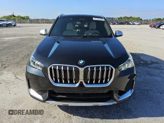2024 BMW X1 xDrive28i z VIN WBX73EF08R5Y90826, wystawiony jako Copart lot #56059065 z przebiegiem 18 928 mil mil oraz Tytuł czysty. Historia ofert i sprzedaży dostępna na DreamBid. Obrazek 5.