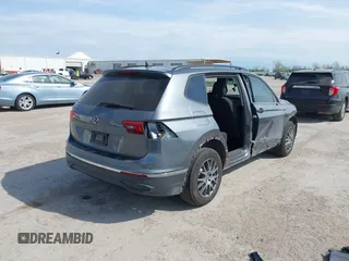 2023 Volkswagen Tiguan S z VIN 3VVRB7AX9PM132401, wystawiony jako IAAI lot #41870969 z przebiegiem 40 533 mil mil oraz . Historia ofert i sprzedaży dostępna na DreamBid. Obrazek 4.