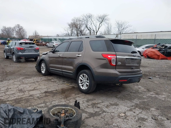 2015 Ford Explorer XLT z VIN 1FM5K8D8XFGB15540, wystawiony jako IAAI lot #41840375 z przebiegiem 107 294 mil mil oraz . Historia ofert i sprzedaży dostępna na DreamBid. Obrazek 3.