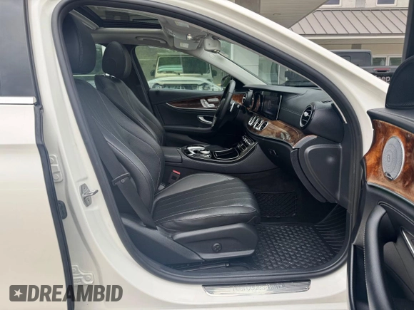 2017 Mercedes-Benz E 300 Luxury z VIN WDDZF4KB3HA208509, wystawiony jako Copart lot #59420695 z przebiegiem 152 021 mil mil oraz Czysty tytuł • Clean title. Historia ofert i sprzedaży dostępna na DreamBid. Obrazek 5.