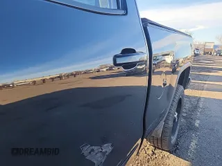 2018 GMC Sierra 1500 SLE z VIN 1GTV2MEC7JZ355593, wystawiony jako IAAI lot #42575783 z przebiegiem 172 588 mil mil oraz . Historia ofert i sprzedaży dostępna na DreamBid. Obrazek 23.