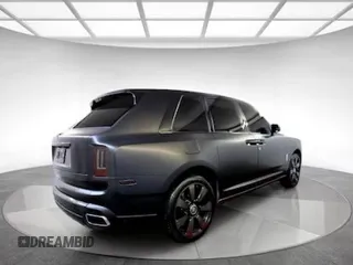 2020 Rolls-Royce Cullinan z VIN SLATV4C0XLU201XXX, wystawiony jako Copart lot #58541115 z przebiegiem 48 797 mil mil oraz Tytuł czysty. Historia ofert i sprzedaży dostępna na DreamBid. Obrazek 4.