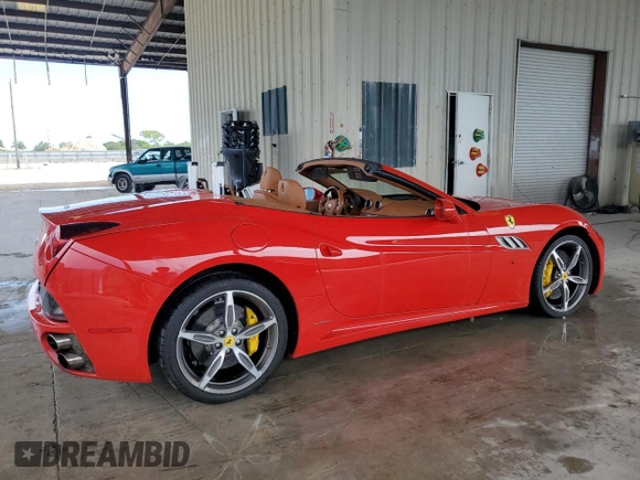 2013 Ferrari California z VIN ZFF65TJA0D0194573, wystawiony jako Copart lot #72021374 z przebiegiem 67 191 mil mil oraz Szkody całkowita. Historia ofert i sprzedaży dostępna na DreamBid. Obrazek 3.