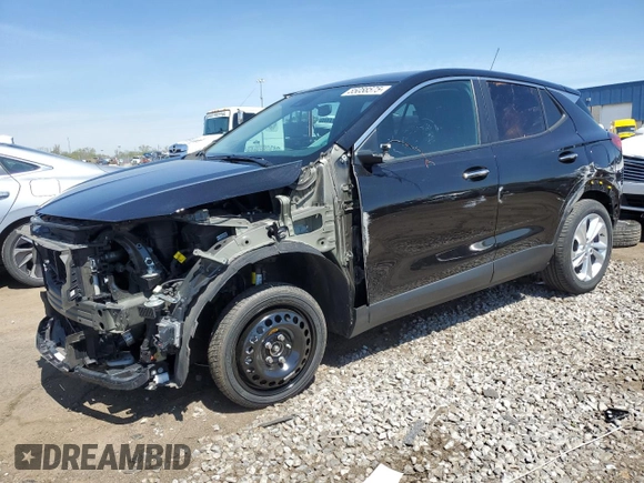 2023 Buick Encore GX Preferred z VIN KL4MMCSL1PB149704, wystawiony jako Copart lot #55058575 z przebiegiem 22 869 mil mil oraz Czysty tytuł • Clean title. Historia ofert i sprzedaży dostępna na DreamBid. Obrazek 1.