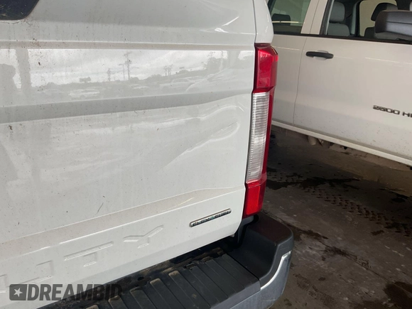 2019 Ford F-250 XL z VIN 1FT7X2B64KEC60947, wystawiony jako IAAI lot #42674456 z przebiegiem 117 379 mil mil oraz . Historia ofert i sprzedaży dostępna na DreamBid. Obrazek 9.