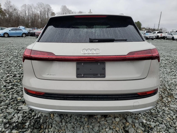 2019 Audi e-tron Prestige z VIN WA1VAAGE6KB021737, wystawiony jako Copart lot #44444585 z przebiegiem 37 227 mil mil oraz Szkody całkowita. Historia ofert i sprzedaży dostępna na DreamBid. Obrazek 6.