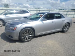2014 Chrysler 300 S z VIN 2C3CCABG3EH340044, wystawiony jako Copart lot #56559535 z przebiegiem 121 409 mil mil oraz Szkoda całkowita • Salvage title. Historia ofert i sprzedaży dostępna na DreamBid. Obrazek 1.
