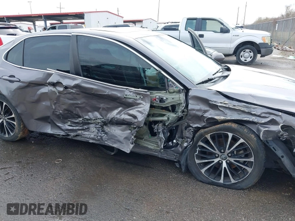 2018 Toyota Camry LE z VIN 4T1B11HK8JU635944, wystawiony jako IAAI lot #41672751 z przebiegiem 174 514 mil mil oraz . Historia ofert i sprzedaży dostępna na DreamBid. Obrazek 6.