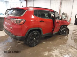 2018 Jeep Compass Latitude z VIN 3C4NJDBB0JT191044, wystawiony jako IAAI lot #41395206 z przebiegiem 68 784 mil mil oraz . Historia ofert i sprzedaży dostępna na DreamBid. Obrazek 4.