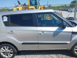 2013 Kia Soul + z VIN KNDJT2A69D7558159, wystawiony jako IAAI lot #41978478 z przebiegiem 223 717 mil mil oraz . Historia ofert i sprzedaży dostępna na DreamBid. Obrazek 13.