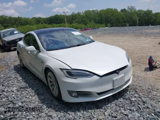 2017 Tesla Model S 100D z VIN 5YJSA1E28HF199074, wystawiony jako IAAI lot #42449671 z przebiegiem 172 910 mil mil oraz . Historia ofert i sprzedaży dostępna na DreamBid. Obrazek 1.