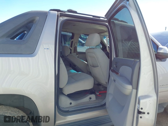 2007 Chevrolet Avalanche 3LT z VIN 3GNEC12047G179026, wystawiony jako IAAI lot #41225020 z przebiegiem 183 482 mil mil oraz . Historia ofert i sprzedaży dostępna na DreamBid. Obrazek 8.