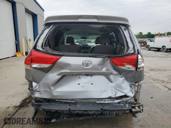 2012 Toyota Sienna LE AAS z VIN 5TDKK3DC0CS222967, wystawiony jako Copart lot #58044405 z przebiegiem 219 970 mil mil oraz Szkoda całkowita • Salvage title. Historia ofert i sprzedaży dostępna na DreamBid. Obrazek 6.